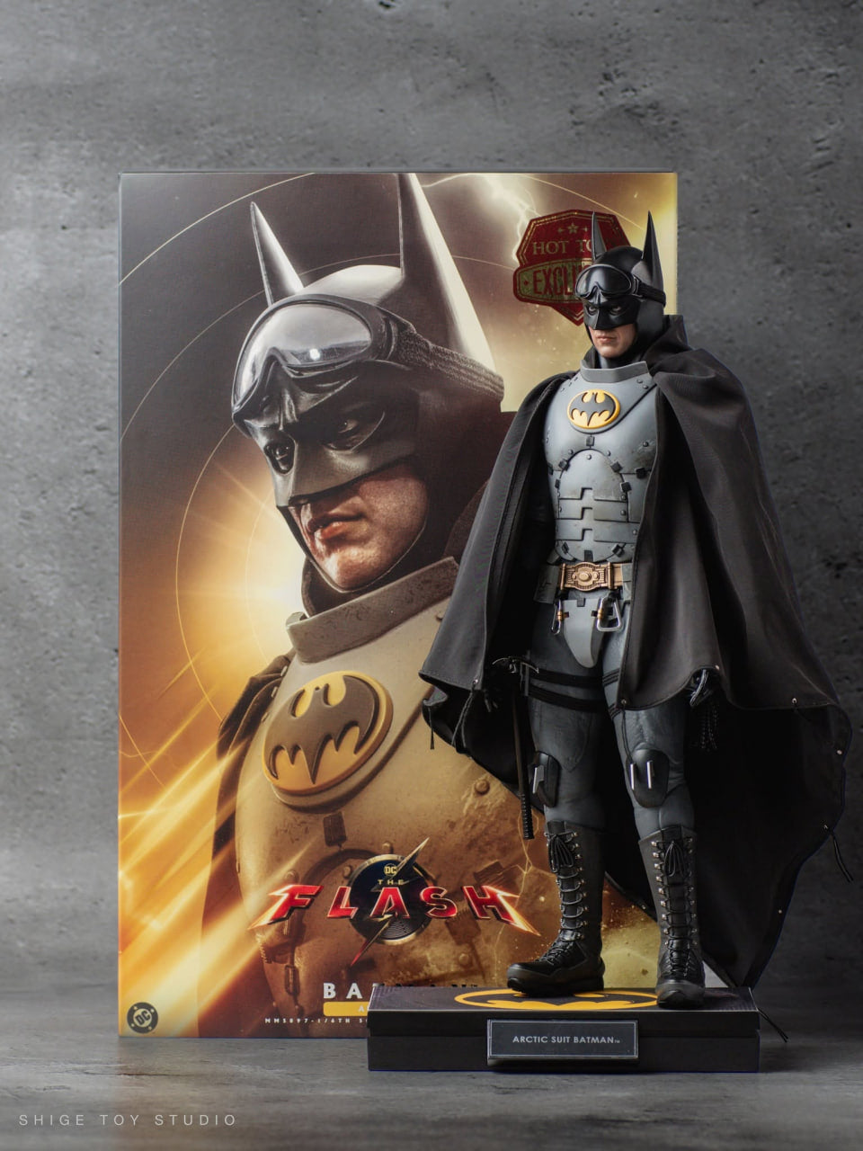 READY🔥Hot Toys MMS897 The Flash - Batman (Arctic Suit) 1/6th Collectible Figure [Hot Toys Exclusive]
