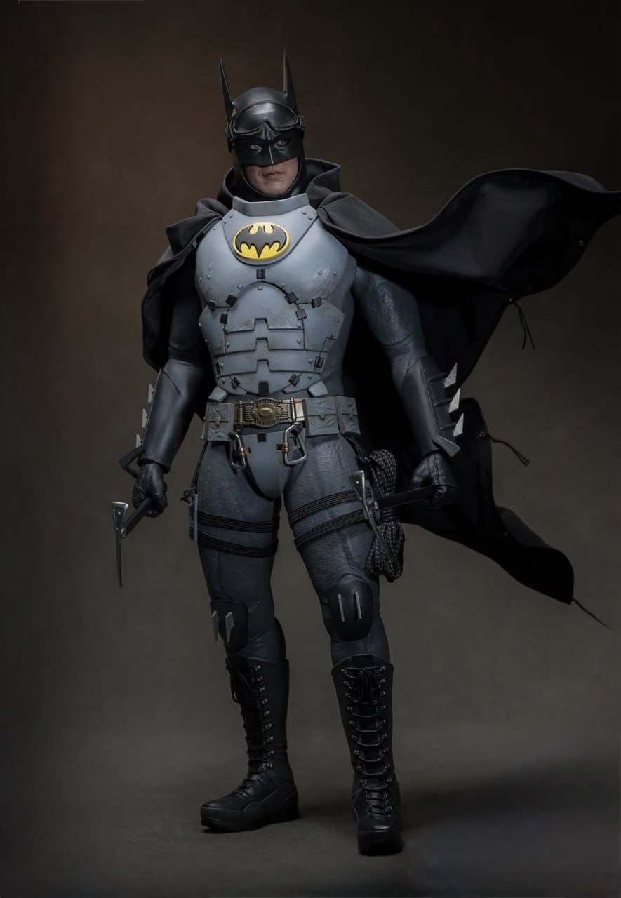 READY🔥Hot Toys MMS897 The Flash - Batman (Arctic Suit) 1/6th Collectible Figure [Hot Toys Exclusive]