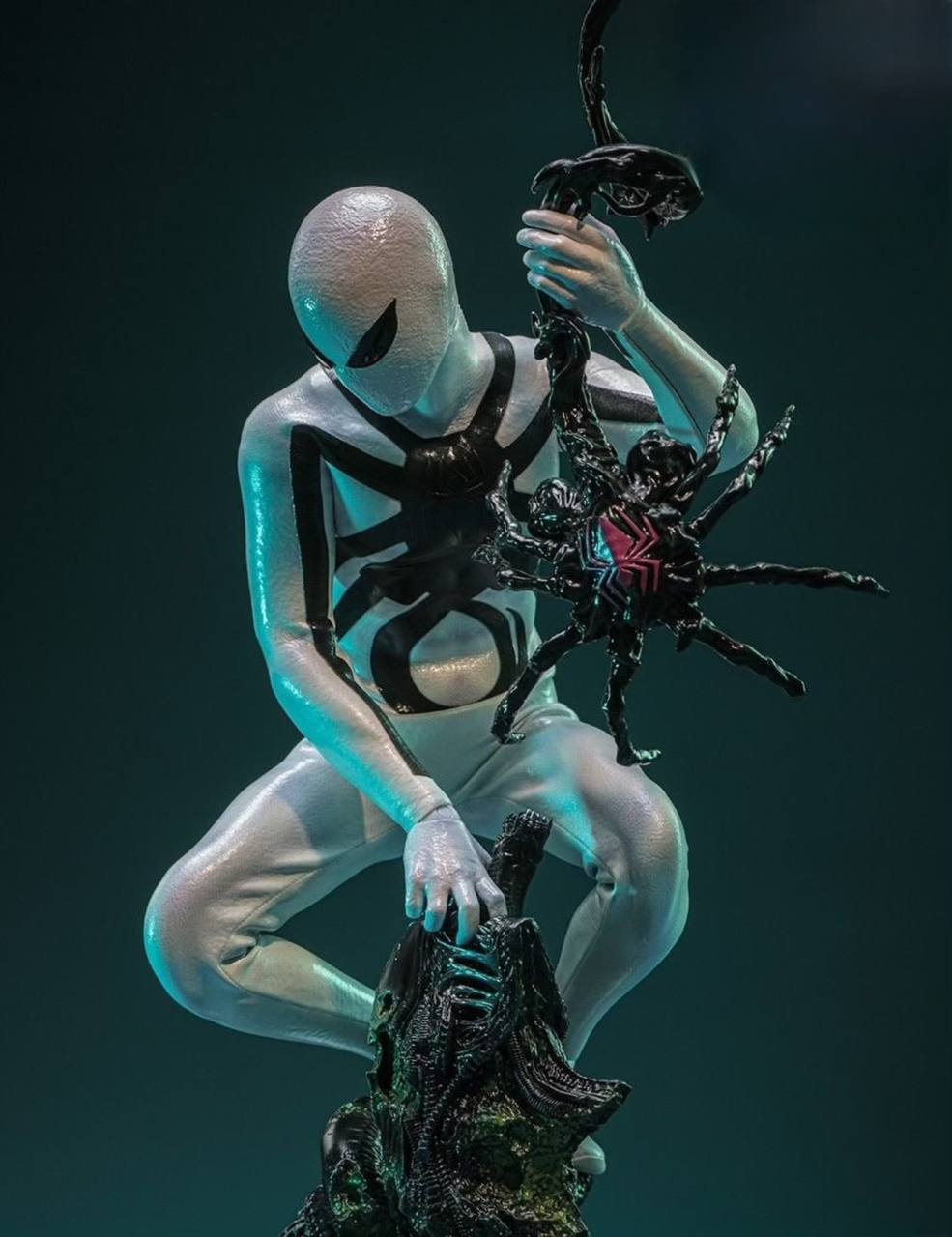 Preorder🔥Hot Toys CMS027 Aliens Vs. Avengers 1/6th scale Miles Morales (Aliens Vs. Avengers Suit) Collectible Figure [Hot Toys Exclusive]