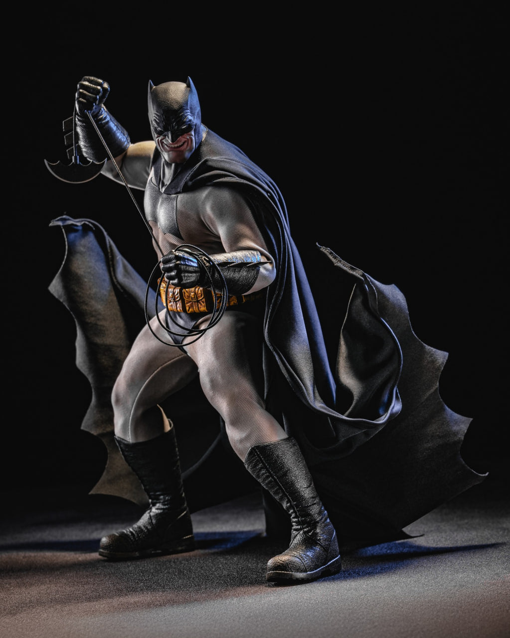 READY🔥Hot Toys CMS024 DC Comic Batman The Dark Knight Returns Batman 1/6 Scale Collectible Figure