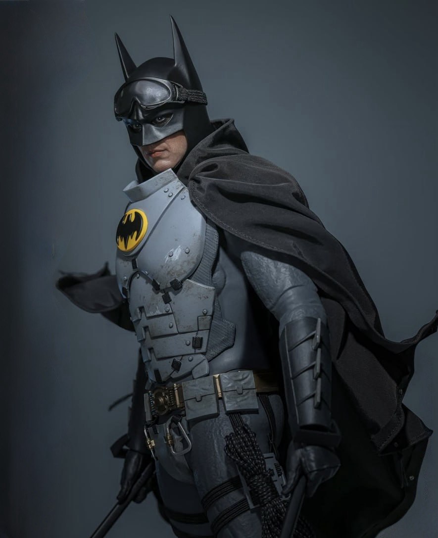 READY🔥Hot Toys MMS897 The Flash - Batman (Arctic Suit) 1/6th Collectible Figure [Hot Toys Exclusive]