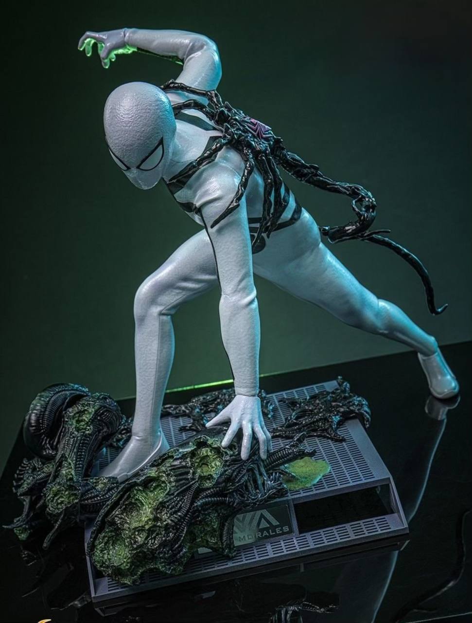 Preorder🔥Hot Toys CMS027 Aliens Vs. Avengers 1/6th scale Miles Morales (Aliens Vs. Avengers Suit) Collectible Figure [Hot Toys Exclusive]