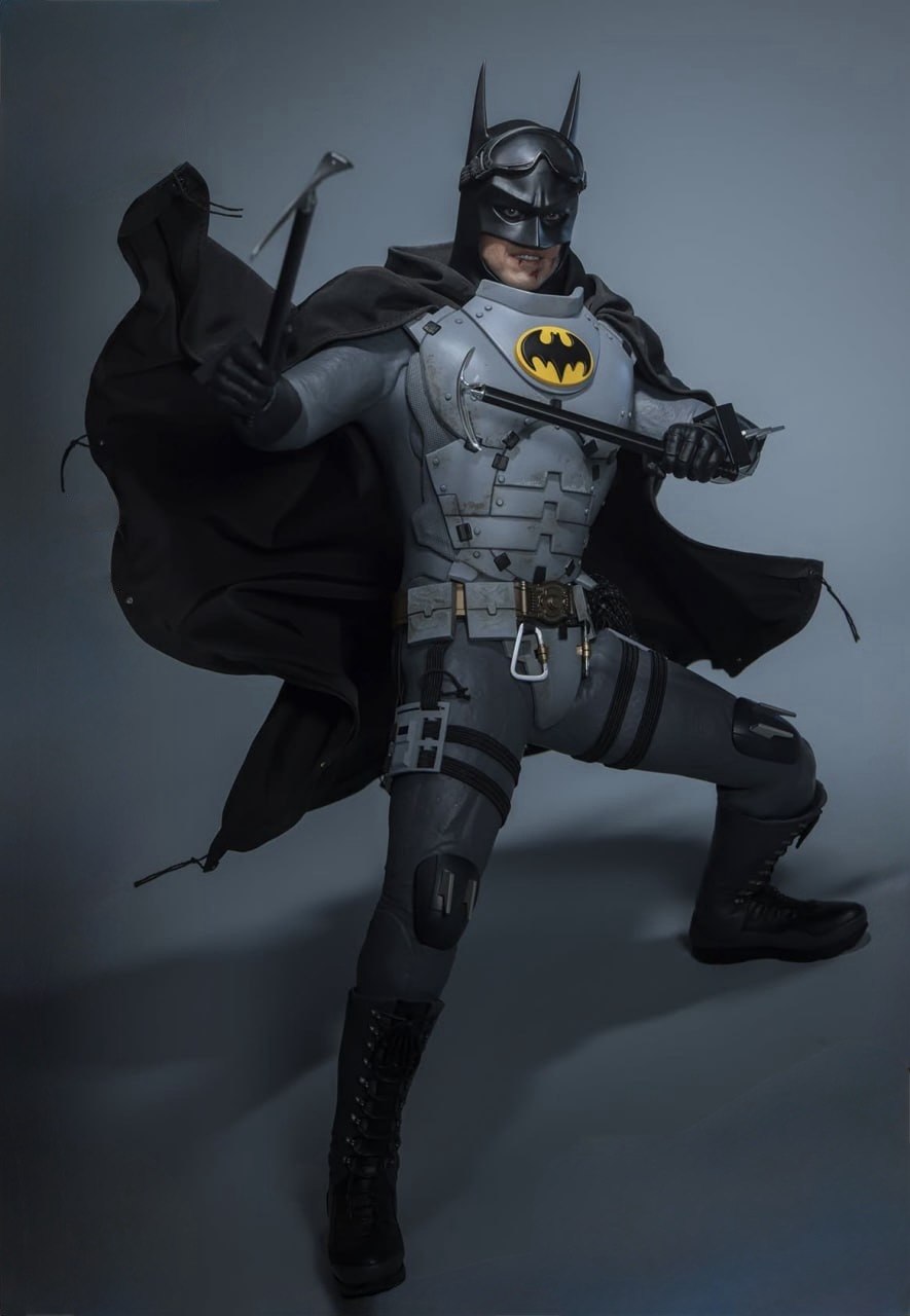 READY🔥Hot Toys MMS897 The Flash - Batman (Arctic Suit) 1/6th Collectible Figure [Hot Toys Exclusive]