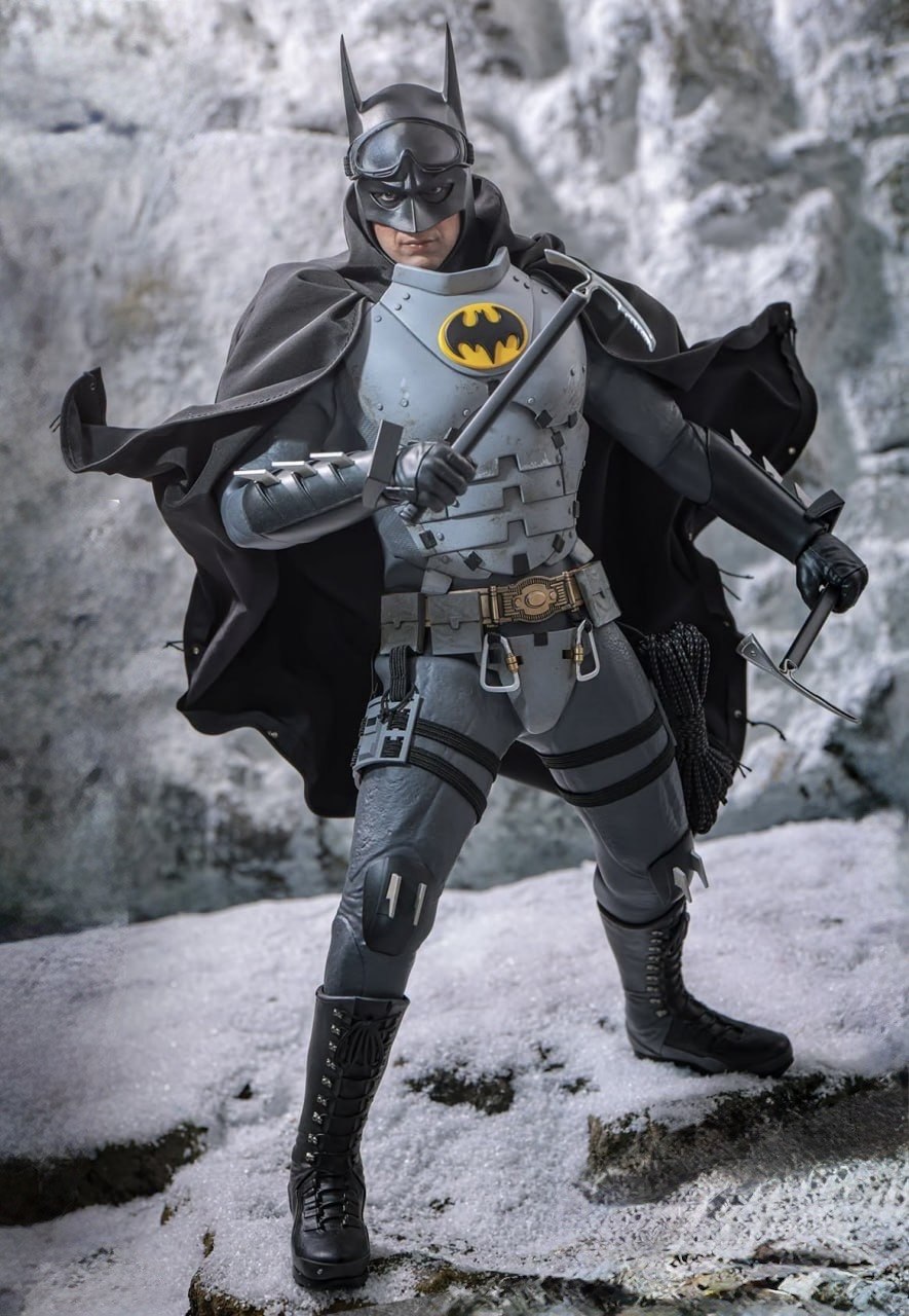 READY🔥Hot Toys MMS897 The Flash - Batman (Arctic Suit) 1/6th Collectible Figure [Hot Toys Exclusive]
