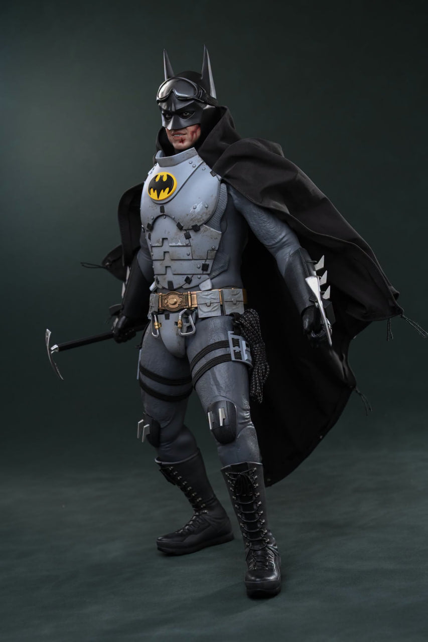 READY🔥Hot Toys MMS897 The Flash - Batman (Arctic Suit) 1/6th Collectible Figure [Hot Toys Exclusive]