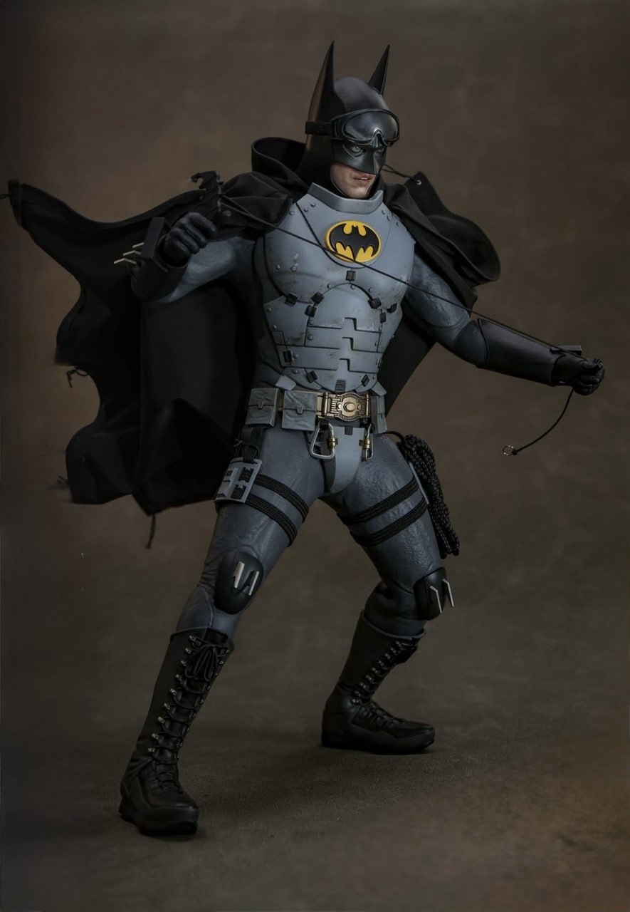 READY🔥Hot Toys MMS897 The Flash - Batman (Arctic Suit) 1/6th Collectible Figure [Hot Toys Exclusive]